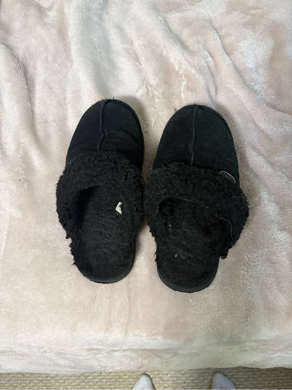 PAWZ Black Women's Cozy Slip-On Fuzzy Slippers